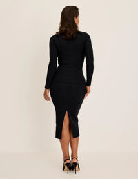 Maya has 40” hips and wearing KNIX M | Black