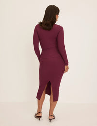 Maya has 40” hips and wearing KNIX M | Dark Cherry