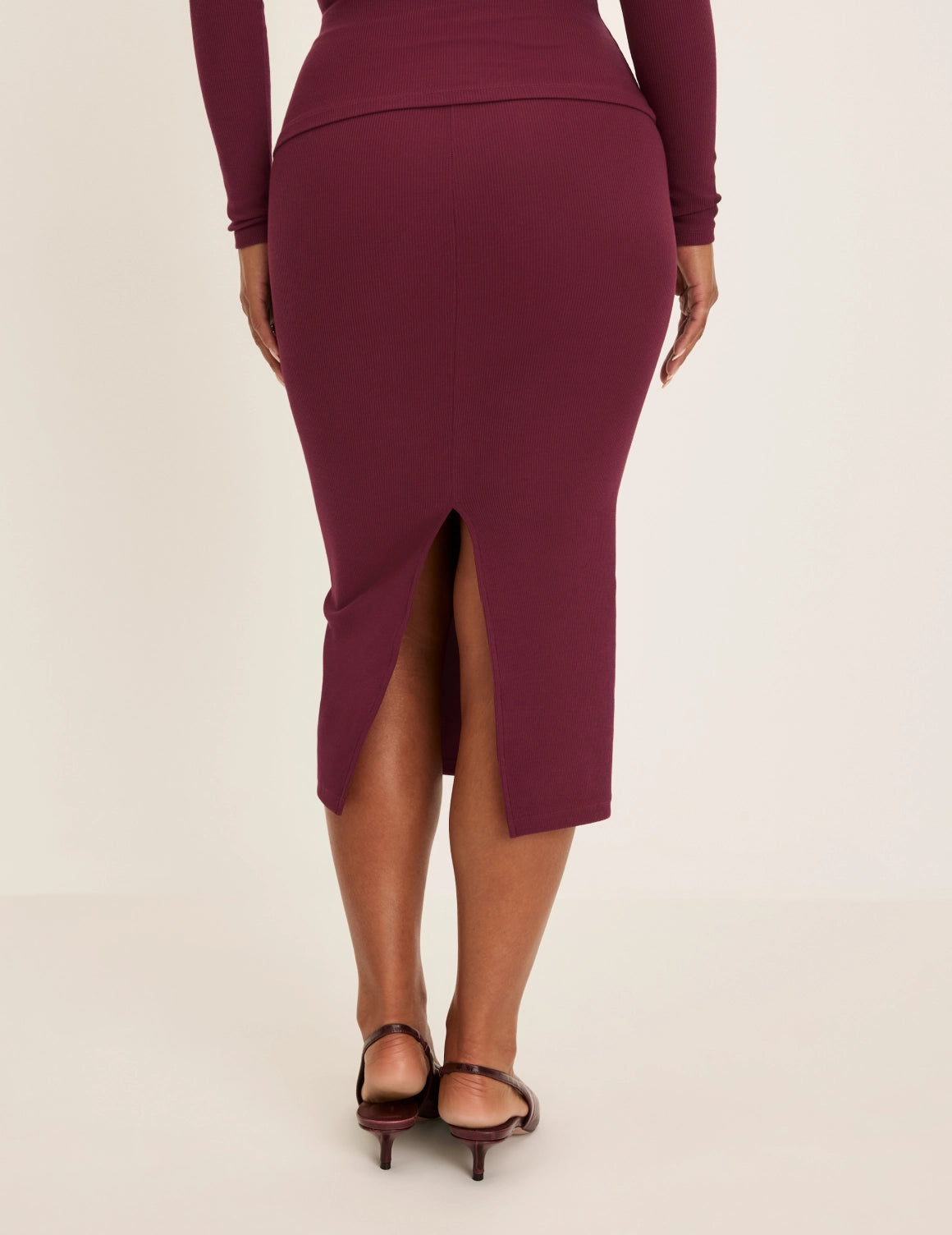 Maya has 40” hips and wearing KNIX M | Dark Cherry