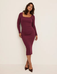 Maya has 40” hips and wearing KNIX M | Dark Cherry