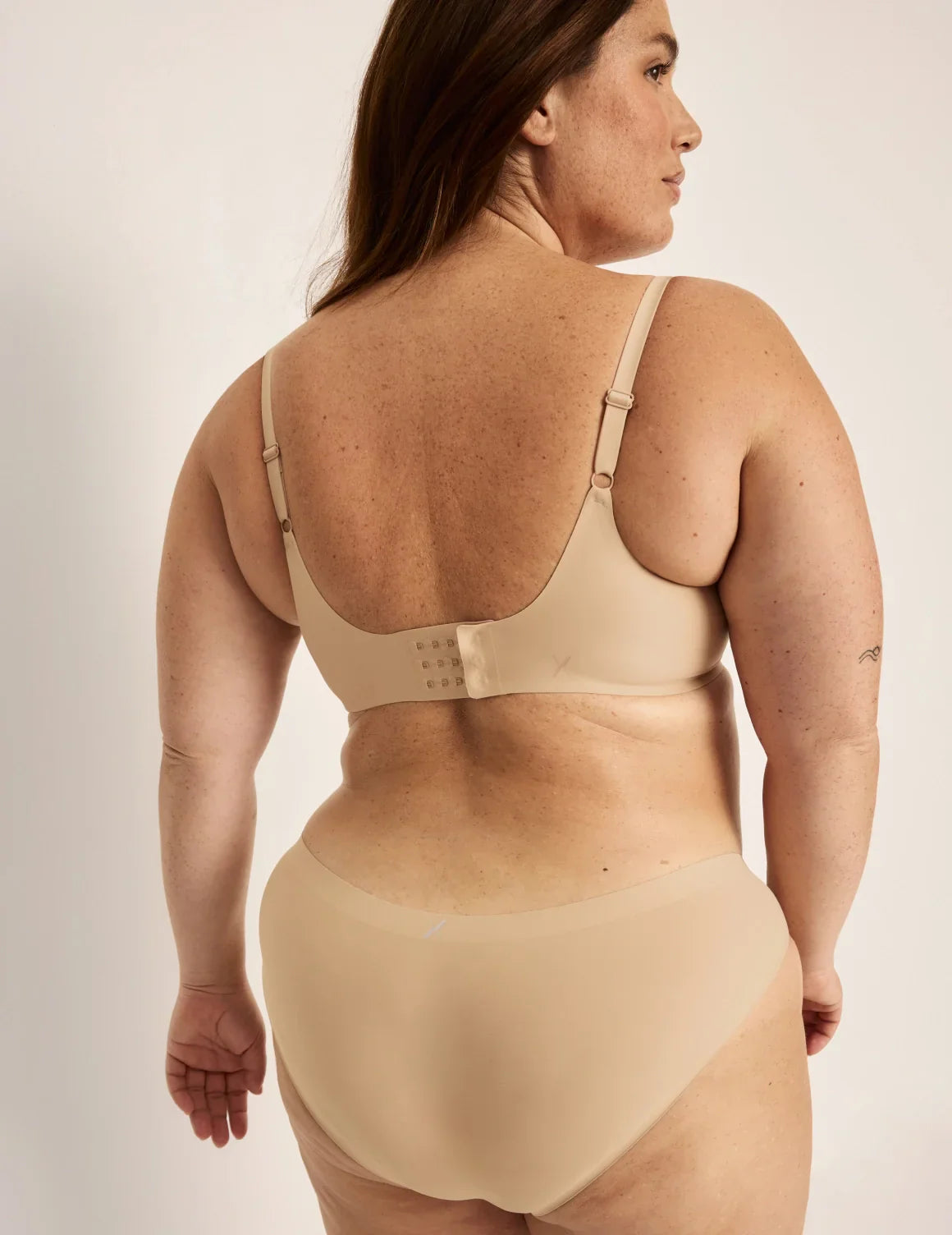 Clementine is a 40G and wearing KNIX XXL++ | Warm Sand