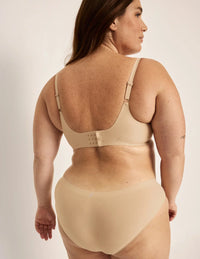 Clementine is a 40G and wearing KNIX XXL++ | Warm Sand