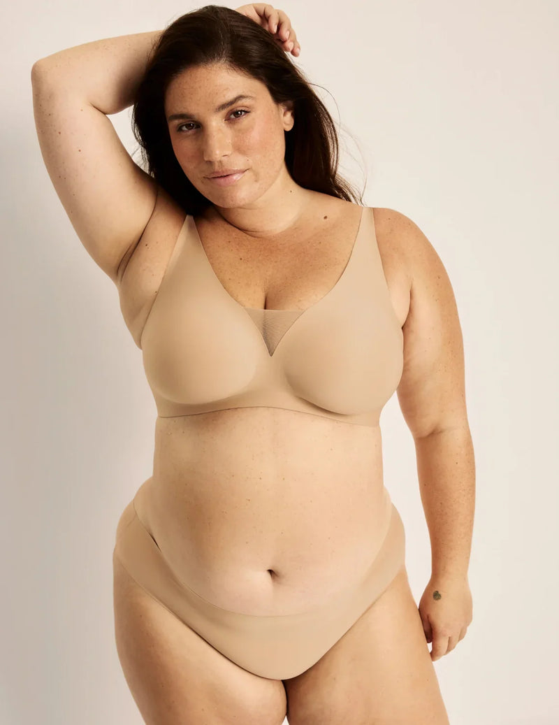 Clementine is a 40G and wearing KNIX XXL++ | Warm Sand