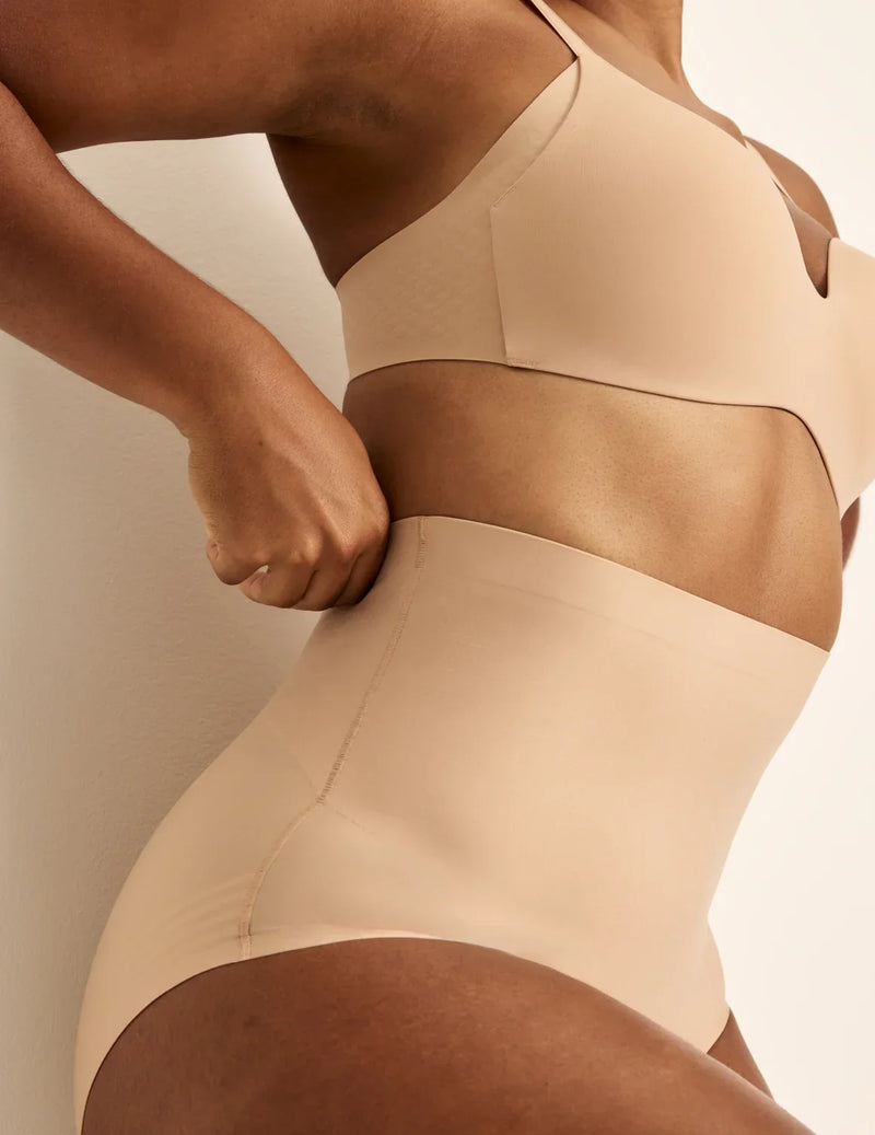 Amber has 46” hips, is 5’10.5” tall and wears a size L  | Warm Sand