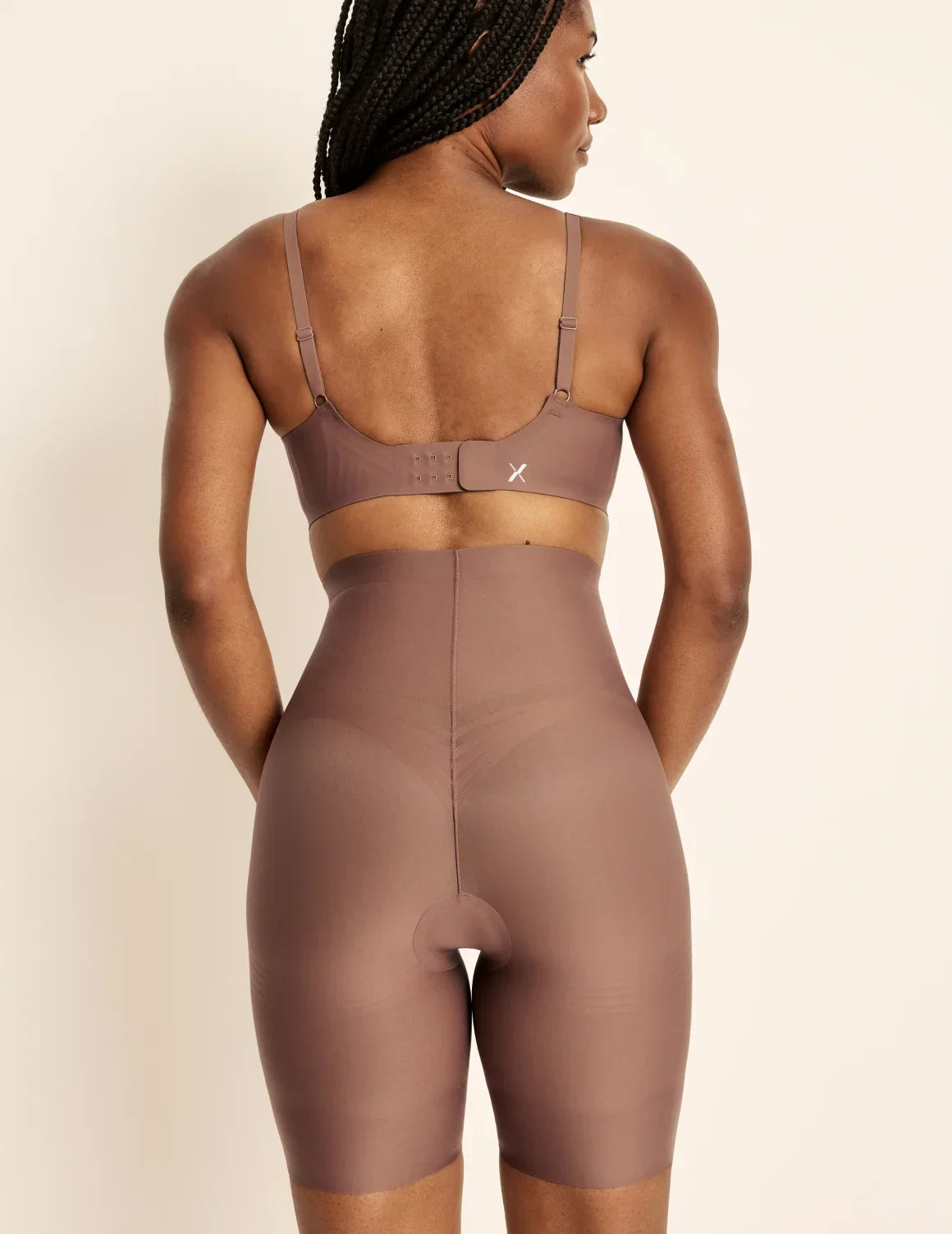 Gin has 38” hips, is 5’8” tall and wears a size S  | Sola