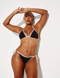 Amber has 44” hips and wears a Knix size L | Black/White