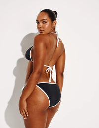 Amber has 44” hips and wears a Knix size L | Black/White