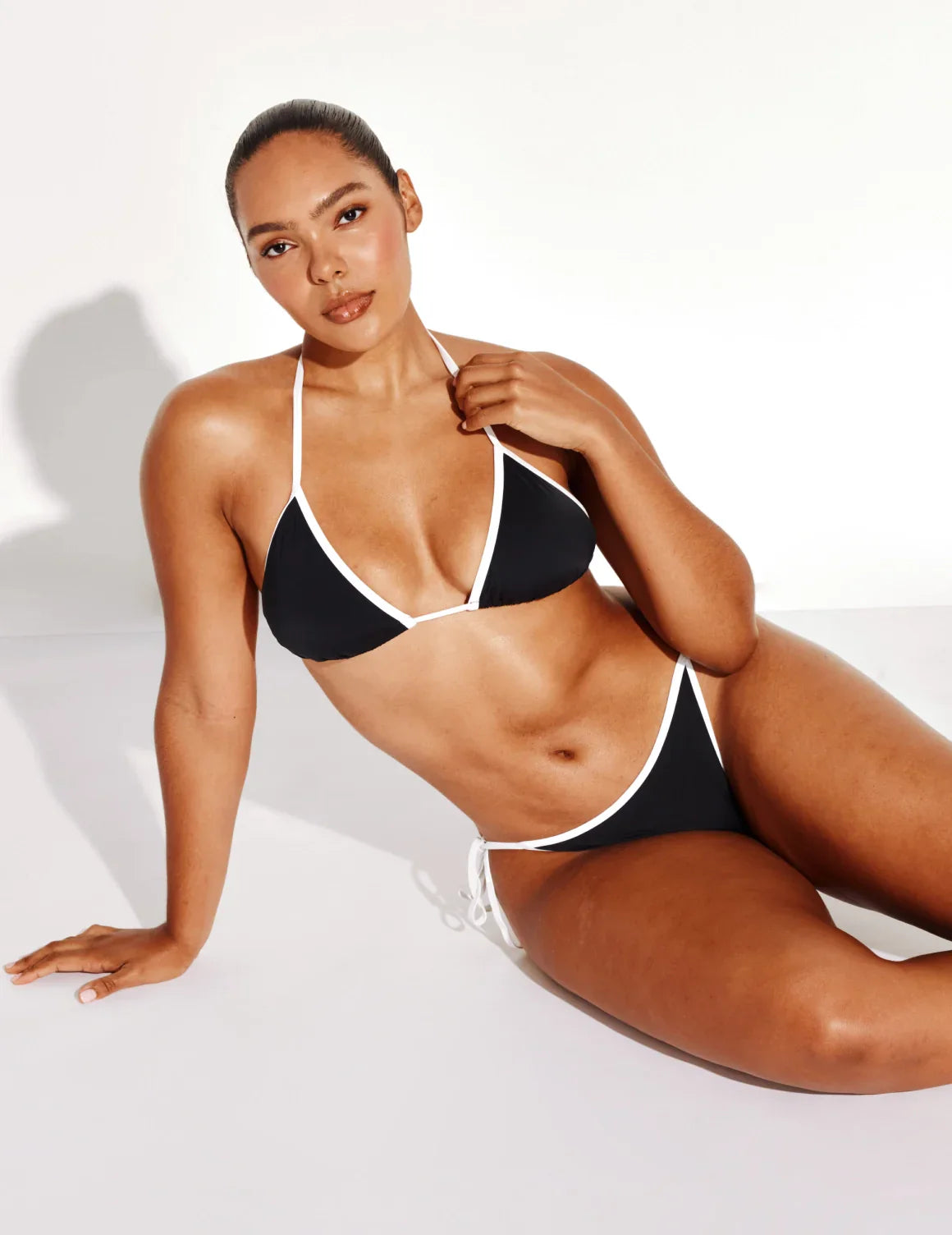 Amber has 44” hips and wears a Knix size L | Black/White