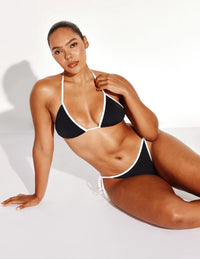 Amber has 44” hips and wears a Knix size L | Black/White