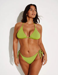 Maya has 43” hips and wears a Knix size L | Chartreuse