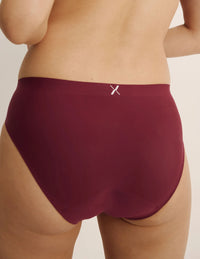 Julie has 33.5” hips and wears KNIX S | Dark Cherry