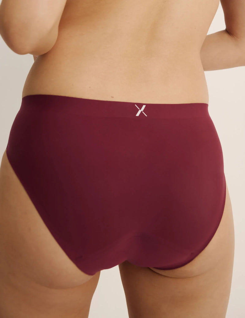 Julie has 33.5” hips and wears KNIX S | Dark Cherry