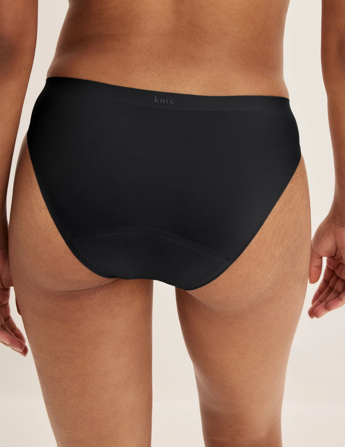 Ashley has 39” hips and wears KNIX S | Black