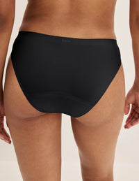 Ashley has 39” hips and wears KNIX S | Black