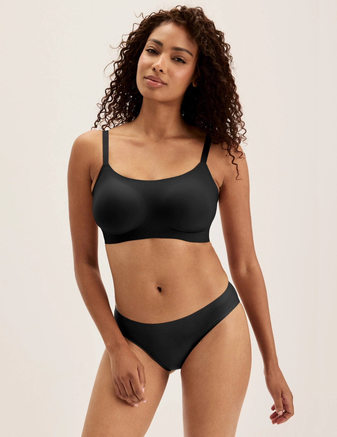 Ashley has 39” hips and wears KNIX S | Black