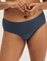Shivani has 40” hips and wears KNIX L | Twilight Navy