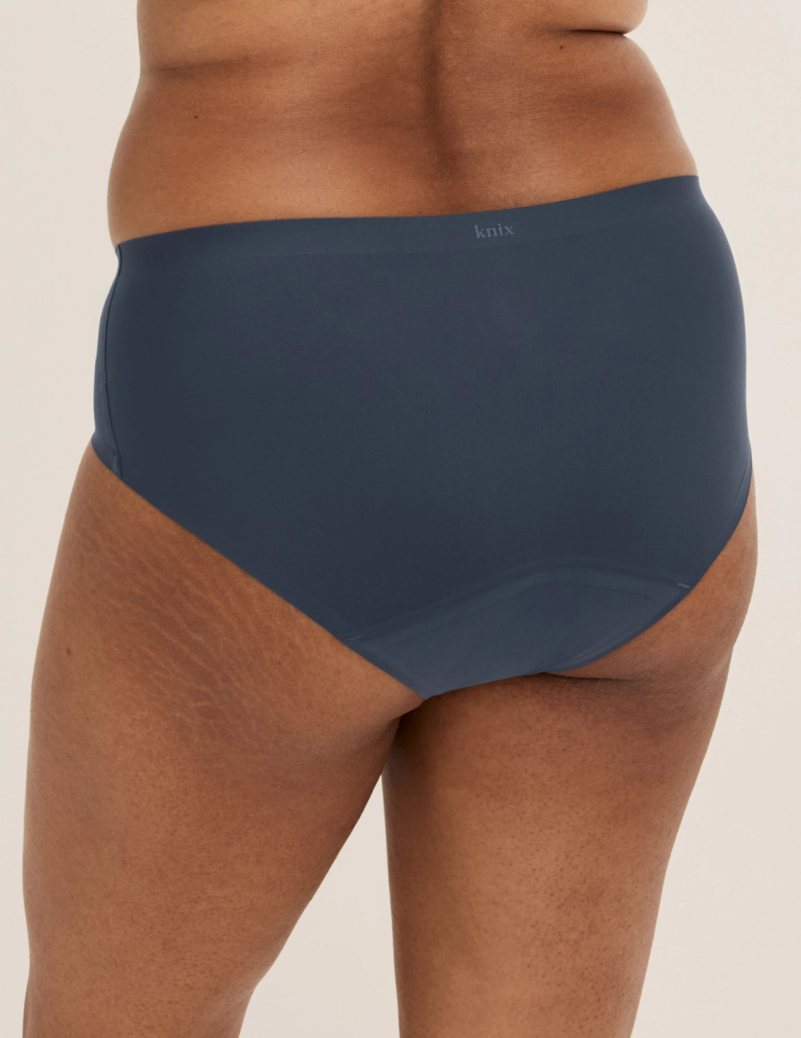 Shivani has 40” hips and wears KNIX L | Twilight Navy