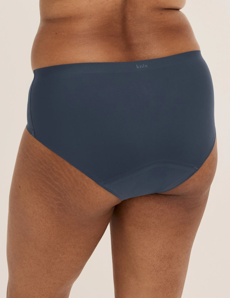 Shivani has 40” hips and wears KNIX L | Twilight Navy