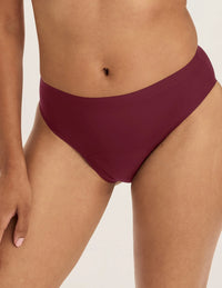 Ashley has 39” hips and wears KNIX S | Dark Cherry