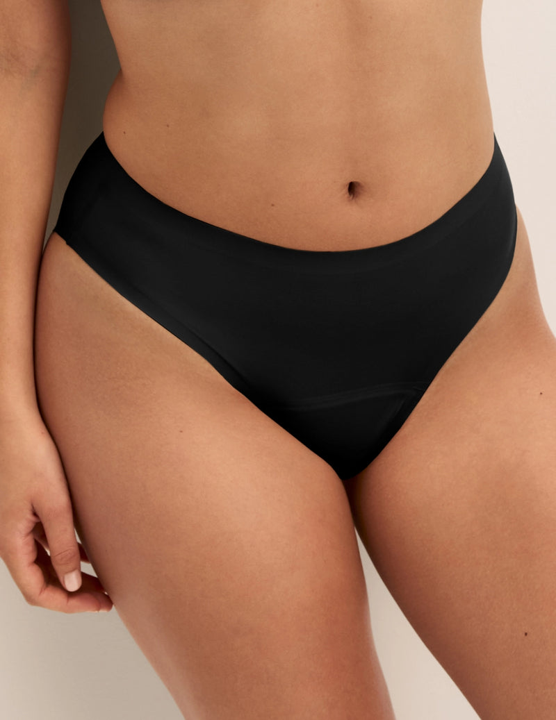 Megan has 36.5” hips and wears KNIX S | Black