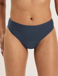 Ashley has 39” hips and wears KNIX S | Twilight Navy