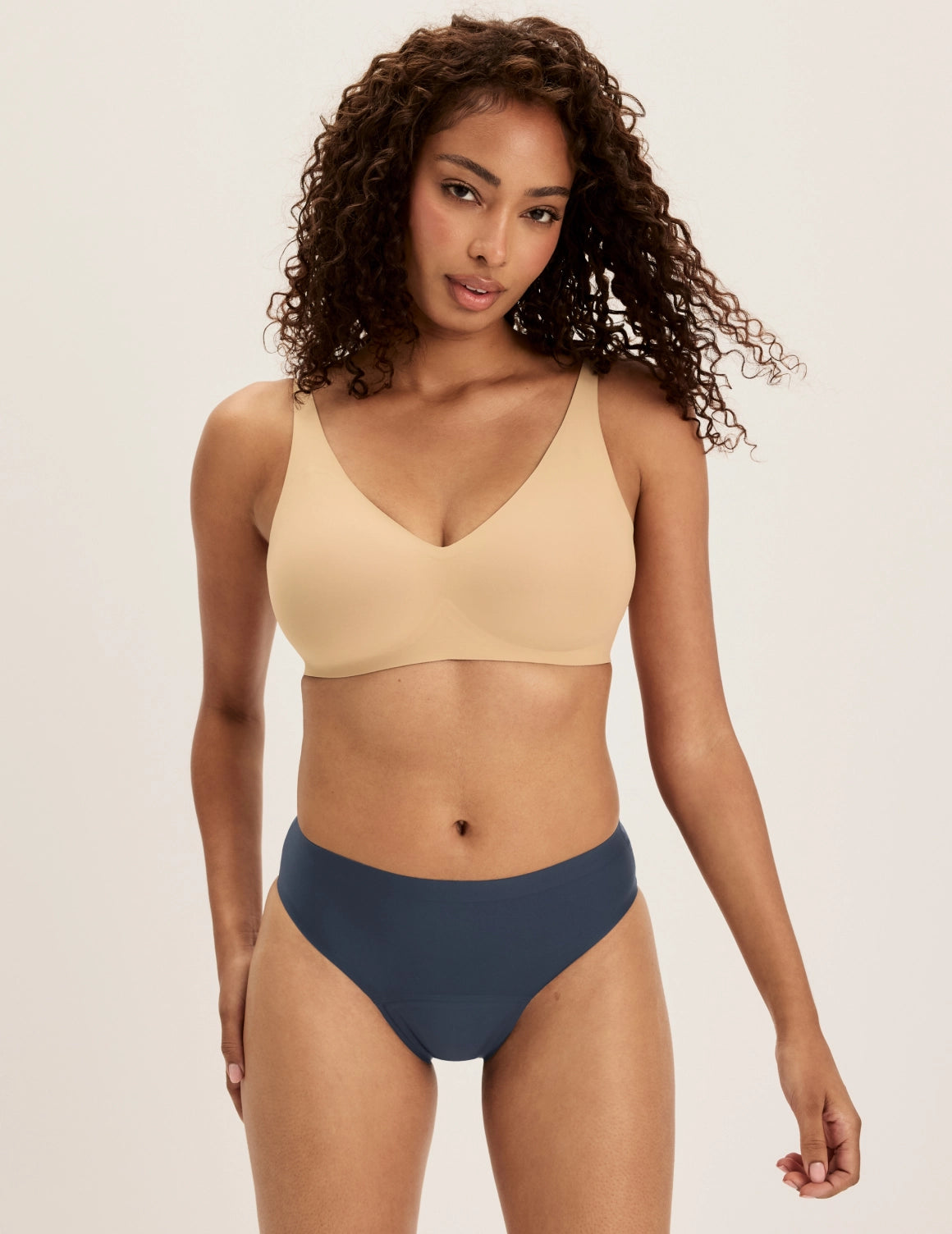 Ashley has 39” hips and wears KNIX S | Twilight Navy