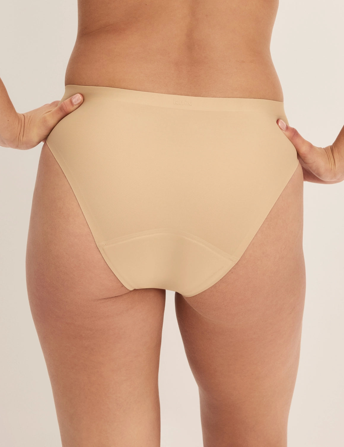 Megan has 36.5” hips and wears KNIX S | Warm Sand