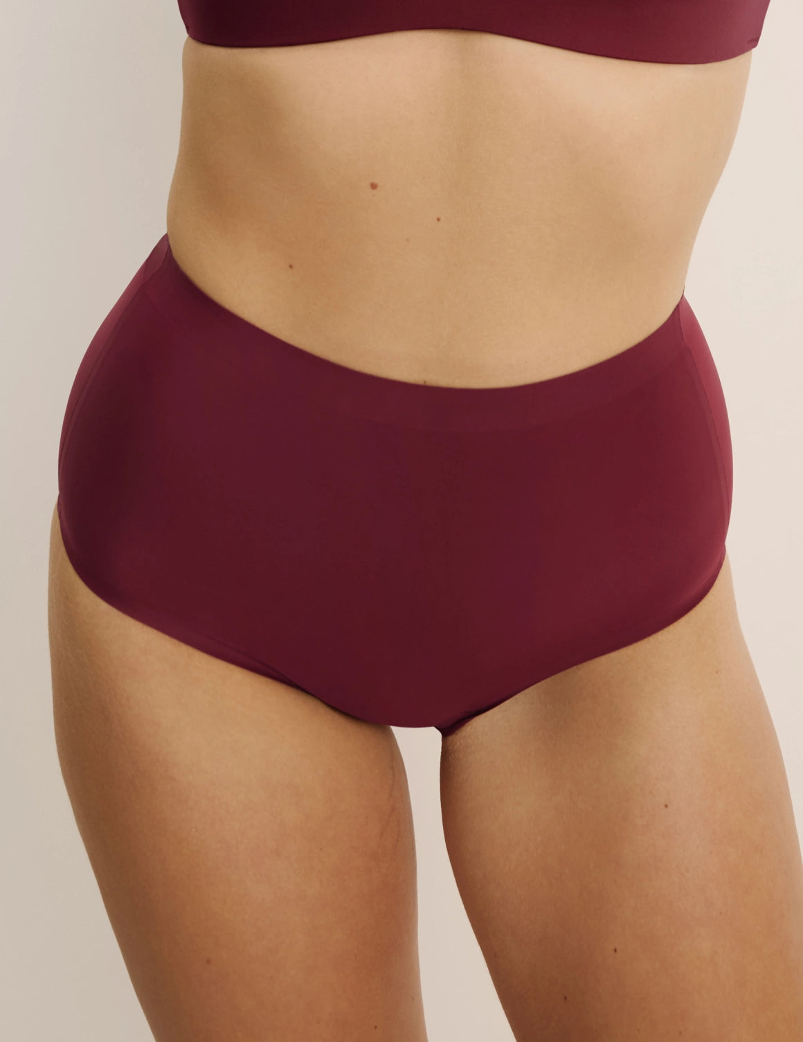 Sarah has 38.5” hips and wears KNIX M | Dark Cherry