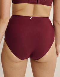 Sarah has 38.5” hips and wears KNIX M | Dark Cherry