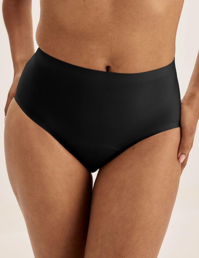 Ashley has 39” hips and wears KNIX S | Black