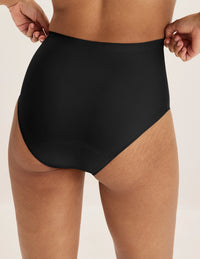 Ashley has 39” hips and wears KNIX S | Black