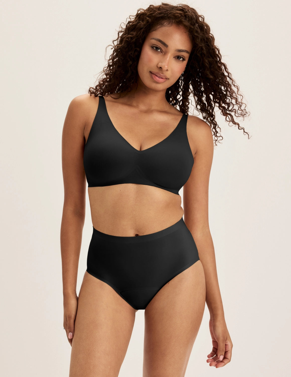 Ashley has 39” hips and wears KNIX S | Black