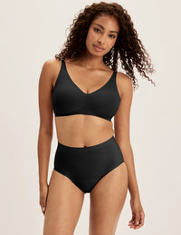 Ashley has 39” hips and wears KNIX S | Black