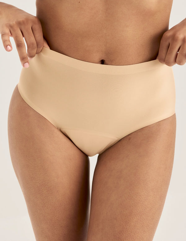 Ashley has 39” hips and wears KNIX S | Front view of model wearing the Super Leakproof® No-Show High Rise highlighting the coverage and smooth fit | Warm Sand