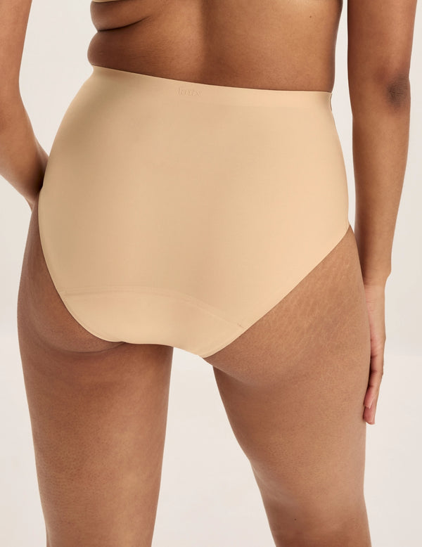 Ashley has 39” hips and wears KNIX S | Back view of model wearing the Super Leakproof® No-Show High Rise highlighting the coverage and smooth fit | Warm Sand