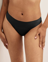 Ashley has 39” hips and wears KNIX S | Black