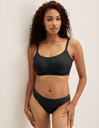 Ashley has 39” hips and wears KNIX S | Black