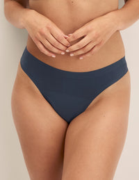 Megan has 36.5” hips and wears KNIX S | Twilight Navy