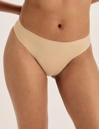 Ashley has 39” hips and wears KNIX S | Warm Sand