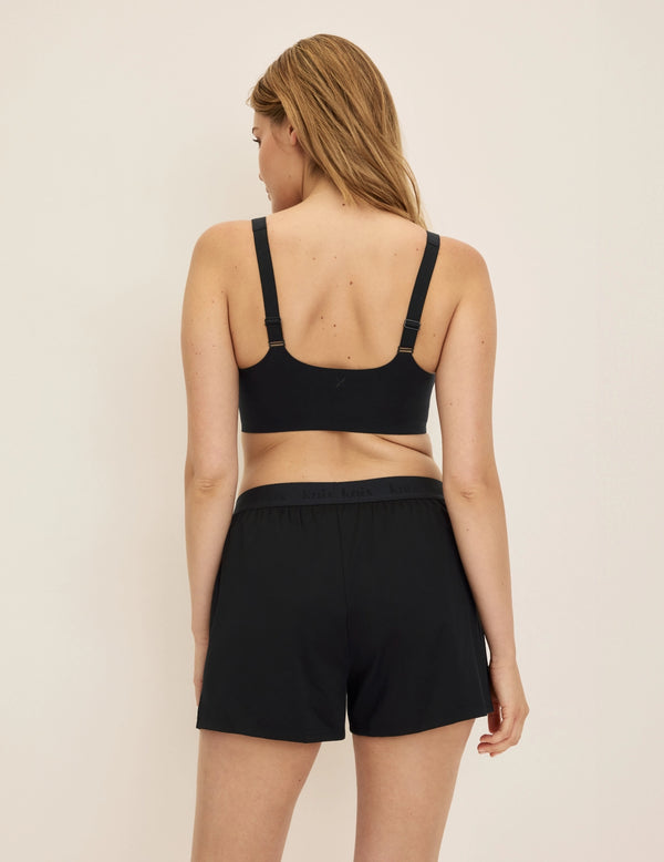 Sarah has 38.5” hips and wears KNIX M | Black