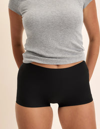 Sarah has 38.5” hips and wears KNIX M | Black