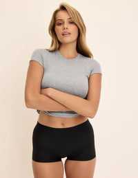 Sarah has 38.5” hips and wears KNIX M | Black