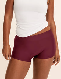 Maya has 40” hips and wears KNIX M | Dark Cherry