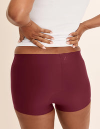 Maya has 40” hips and wears KNIX M | Dark Cherry