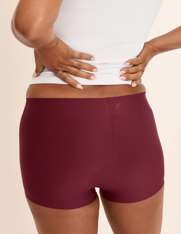 Maya has 40” hips and wears KNIX M | Dark Cherry