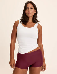 Maya has 40” hips and wears KNIX M | Dark Cherry