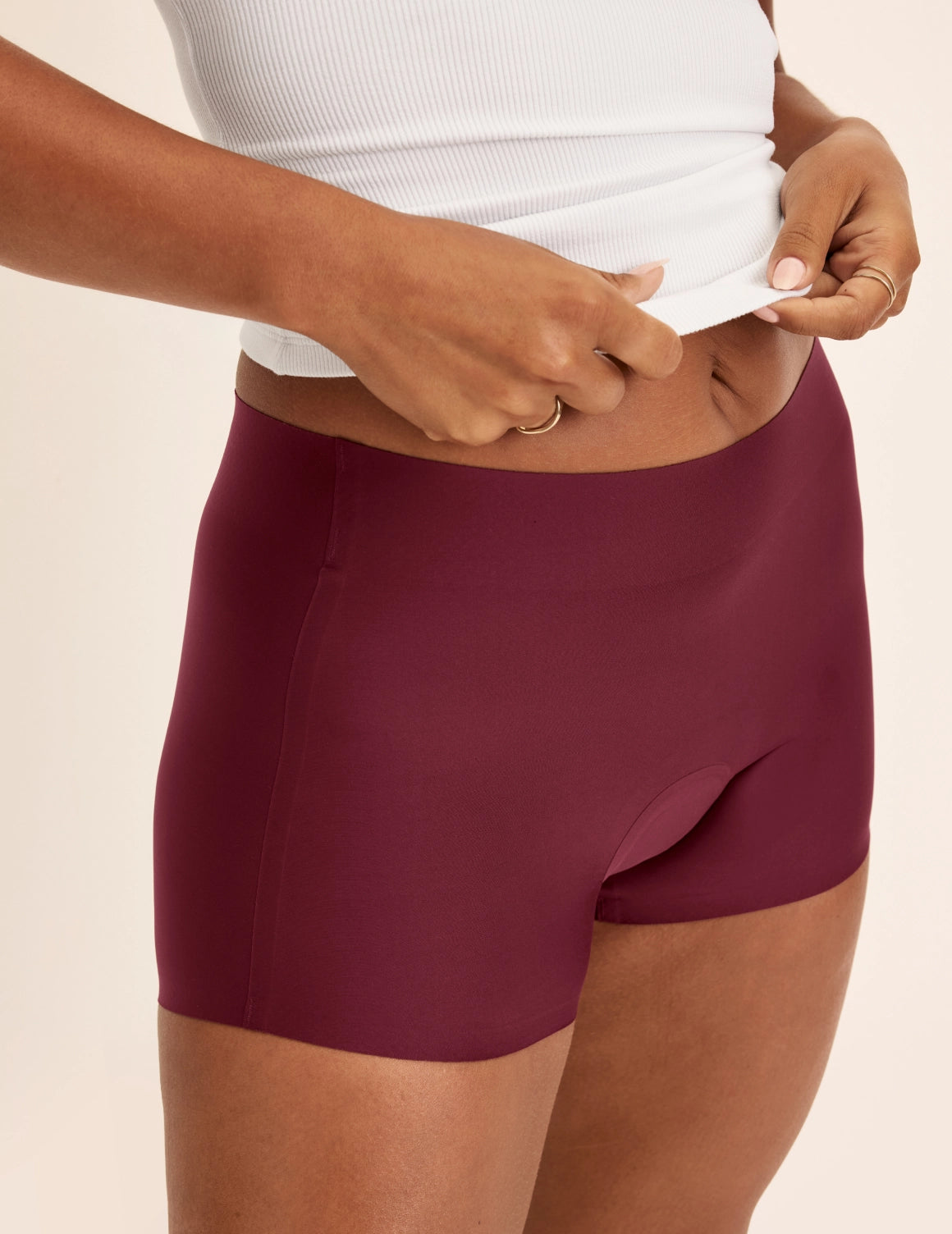 Maya has 40” hips and wears KNIX M | Dark Cherry