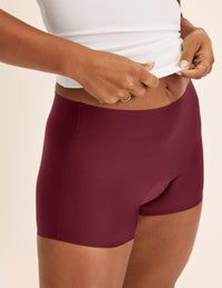 Maya has 40” hips and wears KNIX M | Dark Cherry