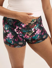 Shivani has 40” hips and wears KNIX L | Rose Noir