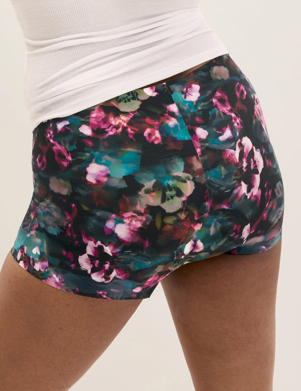 Shivani has 40” hips and wears KNIX L | Rose Noir